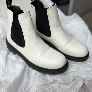 White Savalé Chelsea Boots
